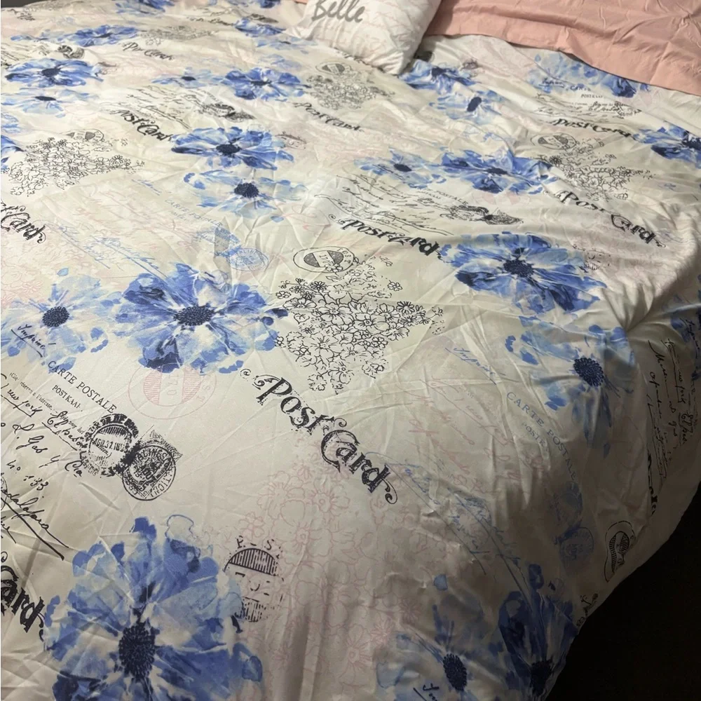 King size comforter with Paris details in pink and blue.